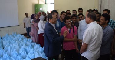 طب بشرى سوهاج تشارك فى توزيع شنط رمضان على القرى الأكثر احتياجا
