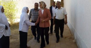 نائب محافظ الوادى الجديد تحقق فى شكوى مزارع.. وتوجه بتوفير مصدر رى لمزرعته
