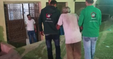 فريق أطفال بلامأوى ينقذ مسن فى الدقى ويعيده لأسرته