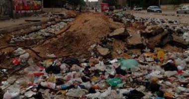  شكوى من تراكم القمامة ومياه الصرف الصحى أمام مدرسة الخنساء بحى السلام