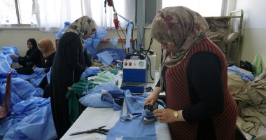 صور.. نساء الموصل بالعراق يعيدون العمل بمصنع للغزل والنسيج بعد أن دمره داعش