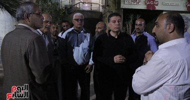 نائب محافظ الجيزة ورئيس حى الدقى يعاينان عقار متصدع بشارع الثورة