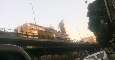 أعمدة الإنارة مضاءة نهارا أعلى كوبرى الدقى