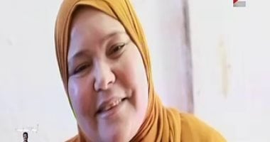 جورج قرداحى يقدم جائزة برنامج "أسم من مصر" لسيدة من إمبابة