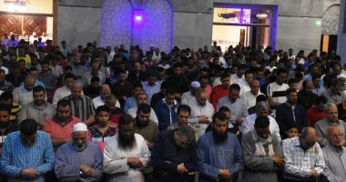 صور.. الآلاف يؤدون صلاة التراويح بمسجد آل الشامى بالمحلة