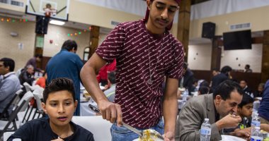 ليالى المصريين بالخارج فى رمضان طعم تانى.. موائد الإفطار تجمعهم والزينة والفوانيس أبرز مظاهر الاحتفال.. الجالية المصرية بالنمسا تتجمع فى أكبر المساجد بصلاة التراويح.. والمصريون بجنيف يعلقون الزينة على منازلهم