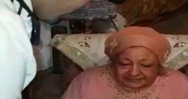 فى لفتة إنسانية.. استخراج بطاقة وجواز سفر لمسنة بمنزلها.. صور