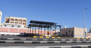 صور.. محافظ البحر الأحمر يوجه بسرعة نقل الموقف الداخلى للسيارات بالغردقة