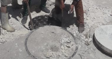 صور.. استجابة لليوم السابع.. حى الوراق ينهى مشكلة غرق شارع بالصرف الصحى
