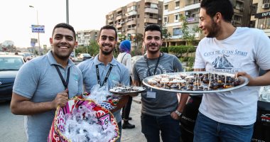 إحنا مش فرافير.. إحنا فطارنا غير.. شباب المعادي يوزعون "النوتيلا والدونتس" على الصائمين 