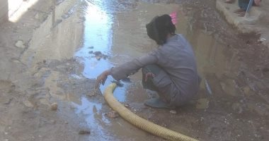 صور.. كسر أحد خطوط المياه بقرية الكرنك بقنا.. والأهالى يسحبون المياه بالمواتير