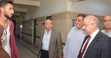 رئيس جامعة أسيوط يزور طالبًا سقط من شرفة مبنى المدينة الجامعية