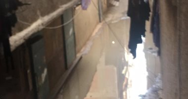 صور.. مياه الصرف الصحى تغرق شارع بالوارق.. والأهالى:"محدش سأل فينا"