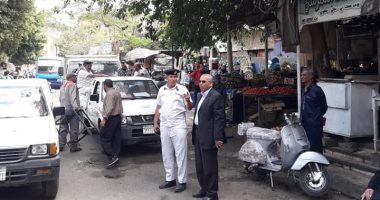 حملة لرفع الإشغالات بميدان السيدة عائشة وغلق محال مخالفة بالخليفة.. صور