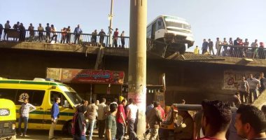 صور.. أوناش المرور ترفع حطام حادث اصطدام مينى باص بسور دائرى المرج 