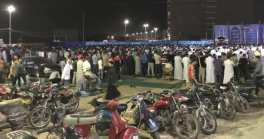صور.. ساحات المساجد تمتلئ بالمصلين فى الفيوم