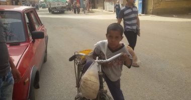 بالعجلة.. الطفل عصام يعمل فى نقل الخبز ببنى سويف لتوفير مصاريفه