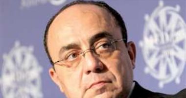 السفير المصرى فى التشيك يتسلم قطعة أثرية مصرية يرجع تاريخها إلى 5000 عام