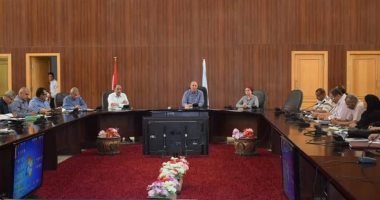 محافظ البحر الأحمر يناقش تطوير العشوائيات وتقنين وضع اليد 