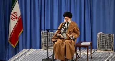 خامنئى: ماكرون إما ساذج أو متواطئ مع أمريكا