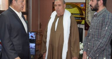محافظ بنى سويف يستقبل أسرتين من أسر شهداء القوات المسلحة