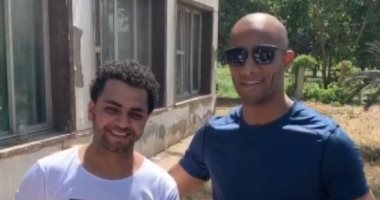 محمد رمضان يتلقى هدية "ألبوم صور" من أحد معجبيه