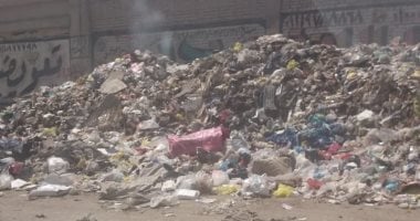 تراكم القمامة على طريق جسر السويس عند محطة مترو هشام بركات