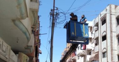 صور.. تحويل شبكات الكهرباء الهوائية إلى كابلات أرضية بمنطقه القابوطى ببورسعيد