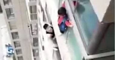 "وحدى فى المنزل".. طفل يسير على حافة بلكونة بالدور الـ14 بحثا عن والديه