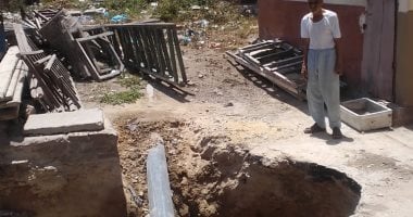 صور .. كسر ماسورة مياه يتسبب فى هبوط أرضى بمساحة 5 أمتار غرب الإسكندرية 