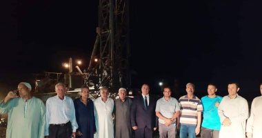 صور.. رئيس مركز الداخلة يشهد تفجير بئر مشروع الظهير الزراعي للشباب