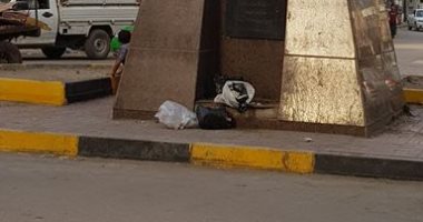 شكوى من القمامة بجوار تمثال أنور السادات بمدينة شبين الكوم فى المنوفية