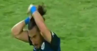 شاهد.. بسيونى لاعب إنبى يربط شعره بـ"توكة" أمام الأهلى