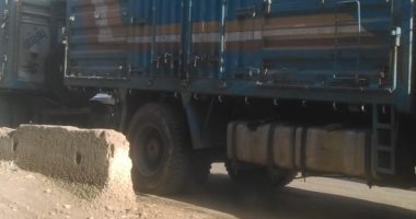زلزال فى بسندلة.. سكان القرية يشكون من سيارات النقل العملاقة على الطريق