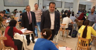 نائب رئيس جامعة أسيوط يتفقد لجان امتحانات الفصل الدراسى الثانى بكلية التجارة
