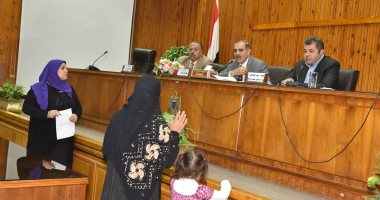 محافظ أسيوط يعلن توفير محلات بالسوق المركزى وصرف مساعدات عاجلة لذوى الاعاقة