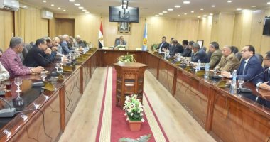 محافظ أسيوط يعقد اجتماعا لبحث الاستعدادات لامتحانات الصف الأول الثانوى