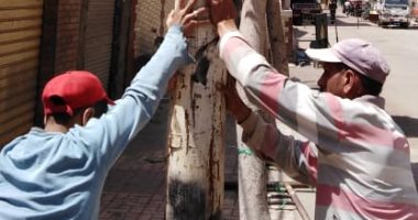 صور.. إزالة أعمدة الإنارة المتهالكة بجمرك الإسكندرية حفاظا على المواطنين