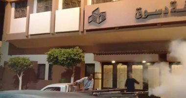 إصابة عامل وسائق أثناء رش شوارع دسوق للقضاء على البعوض