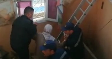 صور.. إنقاذ سيدة مسنة عقب انهيار جزء من عقار بالإسكندرية
