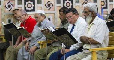 "قرآن وذكر وعبادة".. طقوس رمضانية فى حضرة نفيسة العلوم