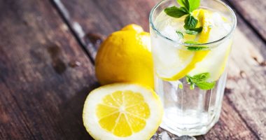 مش بس بيخسس وبيمنع تكون حصوات الكلى..اعرف فوائد الماء بالليمون