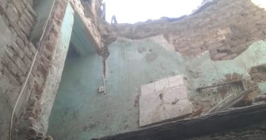 صور.. انهيار جزئى بحائط شقة فى حى غرب سوهاج دون خسائر فى الأرواح