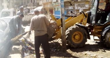 استجابة لشكاوى الأهالى.. رفع تراكمات المخلفات فى شارع فاروق بالزقازيق