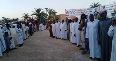 صور.. محافظة مطروح تُسلم هدية الرئيس السنوية لأهالى واحة "جارة أم الصغير"