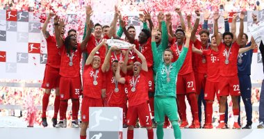 بايرن ميونخ يتحدى لايبزيج فى نهائى كأس ألمانيا الليلة.. العملاق البافارى يبحث عن الثنائية الـ12 فى مسيرته لتعويض الإخفاق الأوروبى.. الثيران الحمراء تطمح لإفساد حلم البايرن.. وكتاب التاريخ ينتظر كوفاتش