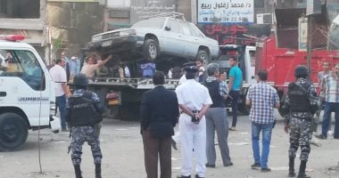 صور.. حملة لإزالة الإشغالات ونقل الباعة الجائلين بسوق جديد بالطالبية