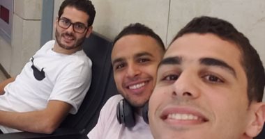 على فرج ونجوم الاسكواش فى مطار القاهرة استعدادا لبطولة بريطانيا