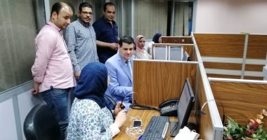 صور.. رئيس حماية المستهلك يقود غرفة عمليات الجهاز لحل شكاوى المواطنين