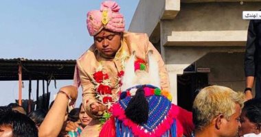 "خاف أحسن ميتجوزش".. شاب هندى يقيم حفل زفاف لنفسه بدون عروس.. فيديو